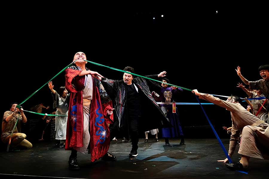 松本潤、独立後初の公の場は舞台『正三角関係』ゲネプロ公演　13年ぶりの舞台で花火師役で髭面を披露