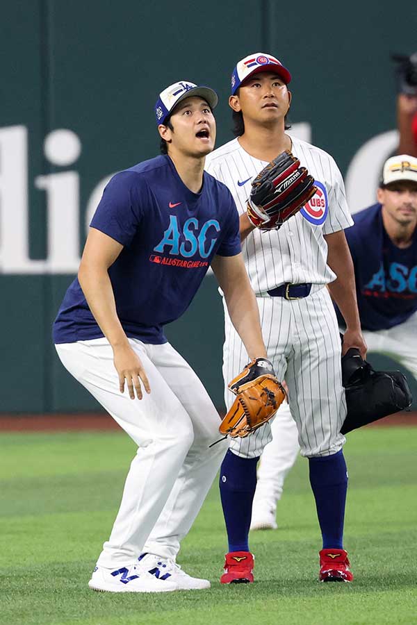 共にウオーミングアップを行うドジャースの大谷翔平（左）とカブスの今永昇太【写真：ロイター】