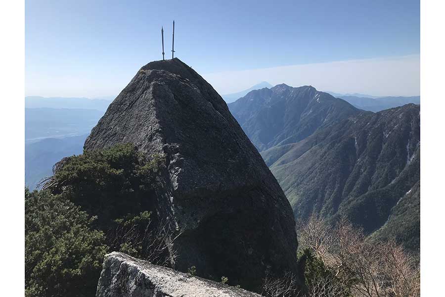 岩に刺さった二本剣が象徴的な甲斐駒ヶ岳の登山道【写真：ENCOUNT編集部】