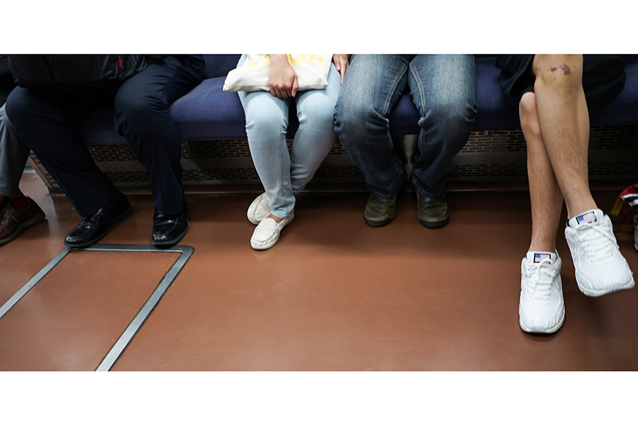 議論が後を絶たない電車内での乗車マナー（写真はイメージ）【写真：写真AC】