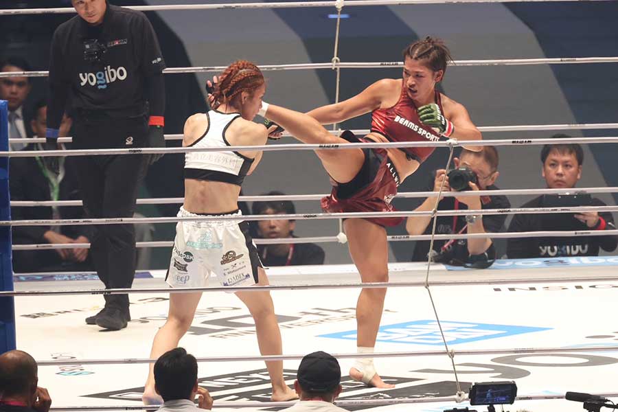 【RIZIN】RENA、“美女ファイター”を圧巻KO　コーナーに詰め“鬼のラッシュ”…顔面腫れ上がったケイト・ロータスは涙