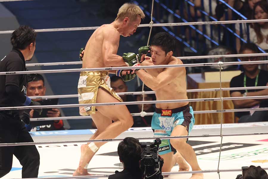 【RIZIN】久保優太、三日月蹴りで斎藤裕を圧巻KO　試合中にはニヤニヤ…榊原CEOに直訴「近々タイトルマッチを」