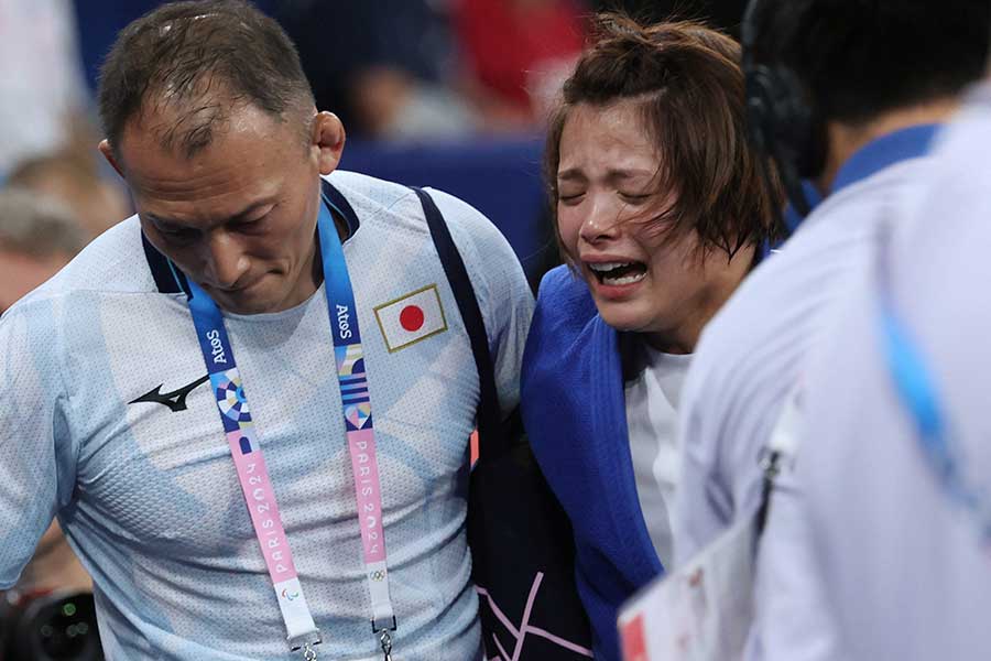 敗退し泣き崩れた阿部詩（右）【写真：ロイター】