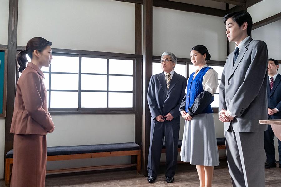 小野（右中央＝堺小春）らと話す寅子（左＝伊藤沙莉）【写真：(C)NHK】