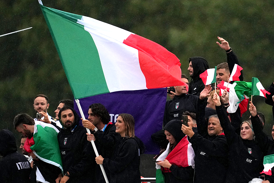 開会式に参加したイタリア代表ら【写真：ロイター】