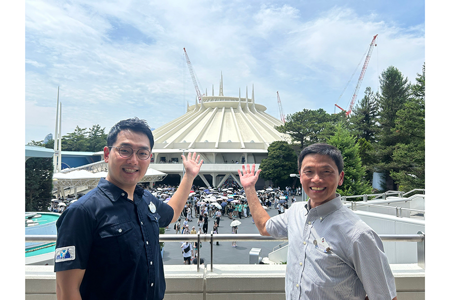 新スペース・マウンテンの開発担当・小西航平氏（左）と西尾氏【写真：ENCOUNT編集部】