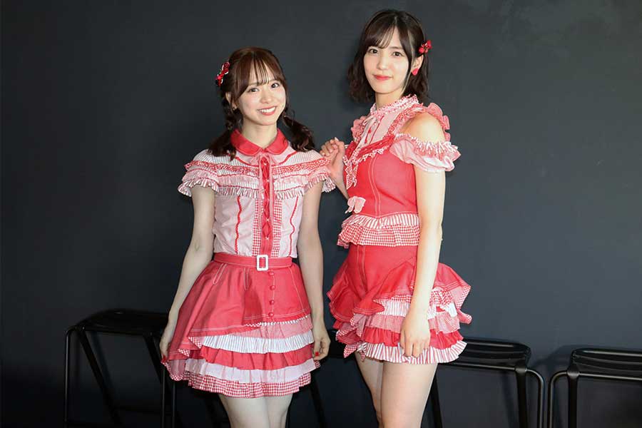 新たな決意を語るAKB48の倉野尾成美（左）と下尾みう【写真：ENCOUNT編集部】