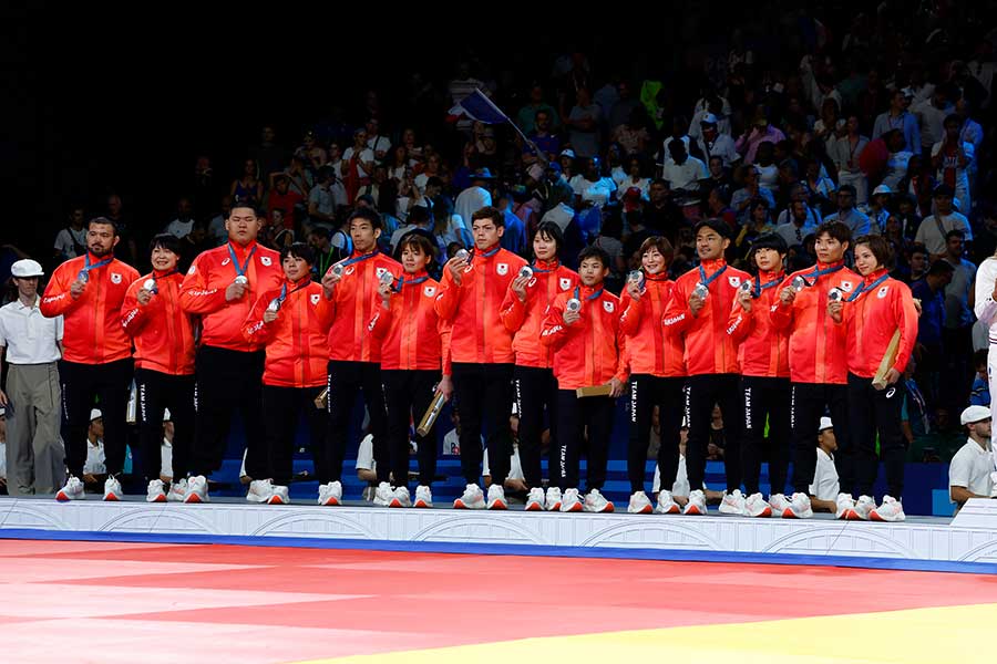 銀メダルに輝いたパリ五輪の柔道混合団体決勝の日本代表【写真：ロイター】