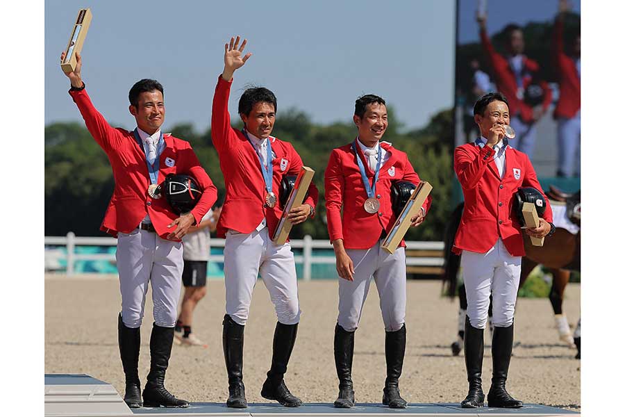 パリ五輪総合馬術団体で銅メダルを獲得した日本代表【写真：ロイター】