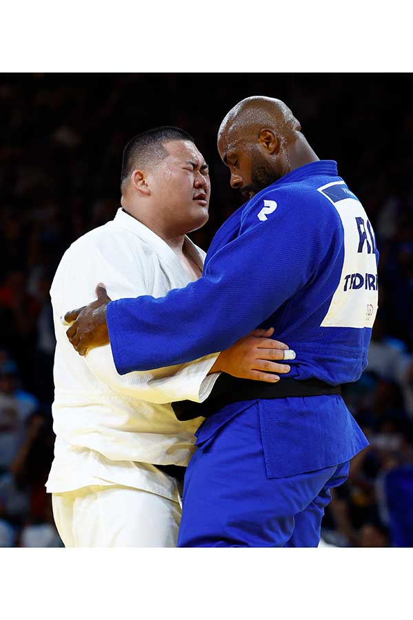 パリ五輪の柔道混合団体決勝で戦う斉藤立（左）とテディ・リネール【写真：ロイター】