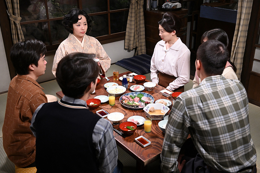 食卓を囲む花江（左奥＝森田望智）と寅子（右奥＝伊藤沙莉）たち【写真：(C)NHK】