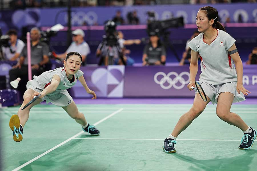 バドミントン女子ダブルス準決勝に挑んだ松山奈未（右）と志田千陽【写真：ロイター】