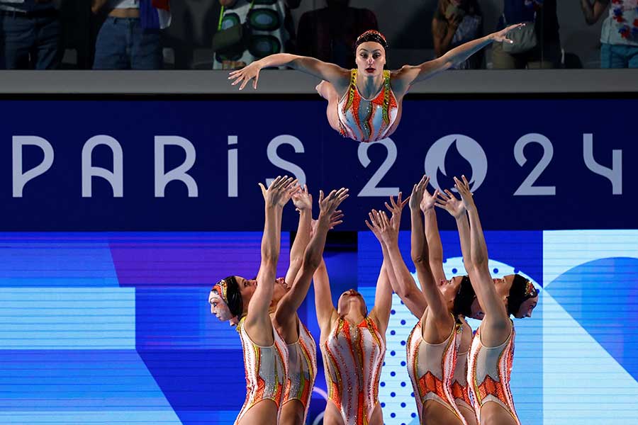 パリ五輪アーティスティックスイミング、フリールーティンに挑んだフランス代表【写真：ロイター】