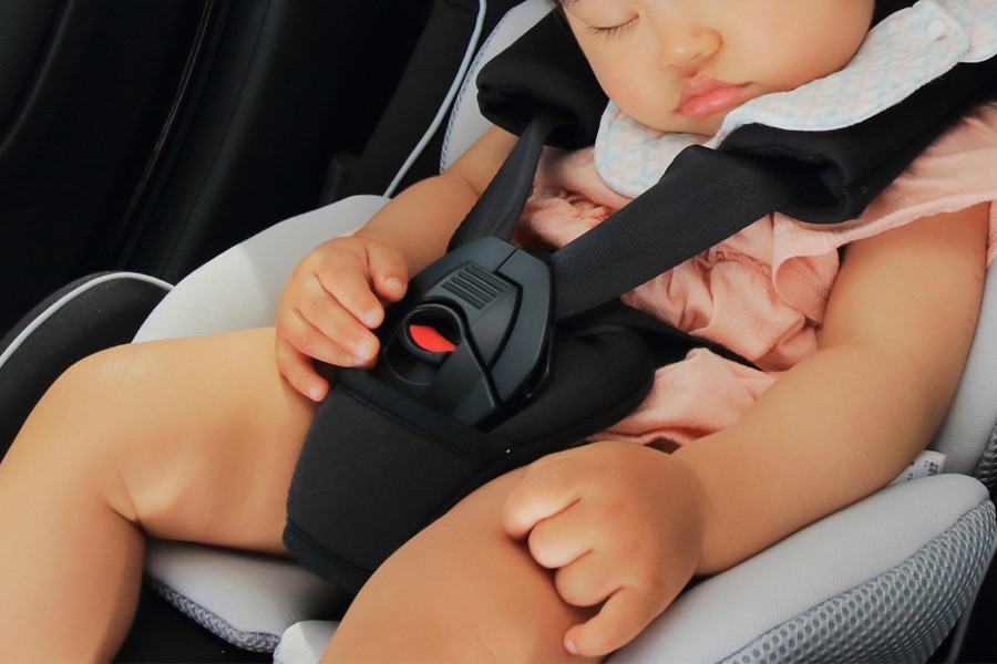 子どもの車内放置は深刻な社会問題だ（写真はイメージ）【写真：写真AC】