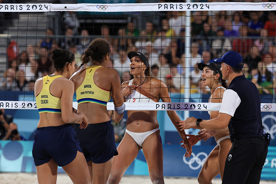 パリ五輪のビーチバレー女子決勝【写真：ロイター】