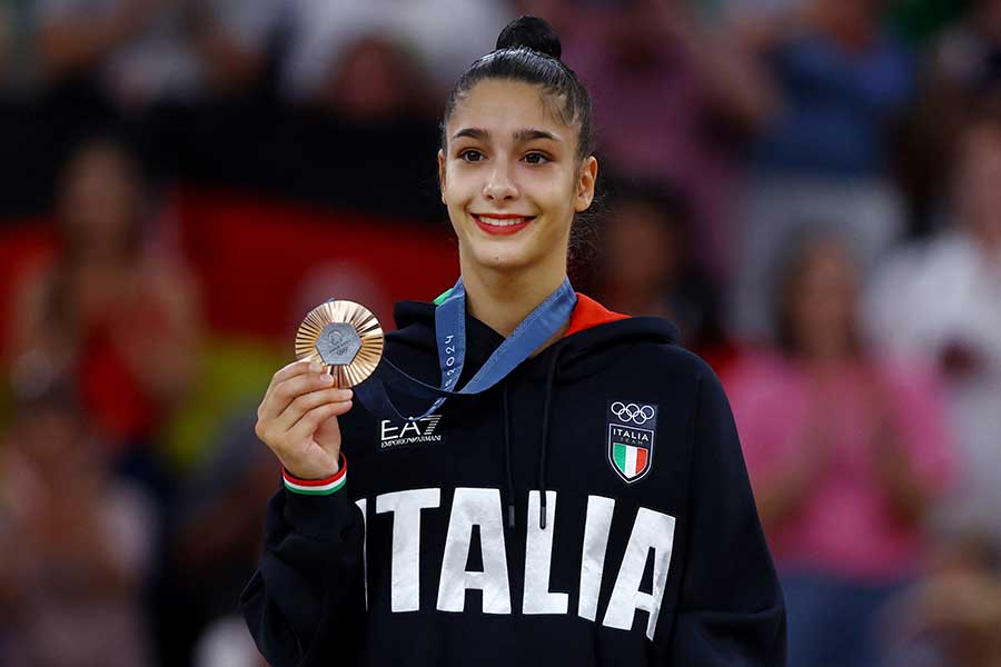 選手よりも目立つ「イタリア美女」コーチが話題　新体操中継に世界がくぎ付け「異常に色気ある」