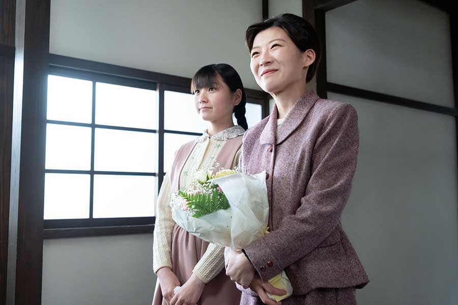 新潟を離れる優未（左=毎田暖乃）と寅子（伊藤沙莉）【写真：(C)NHK】