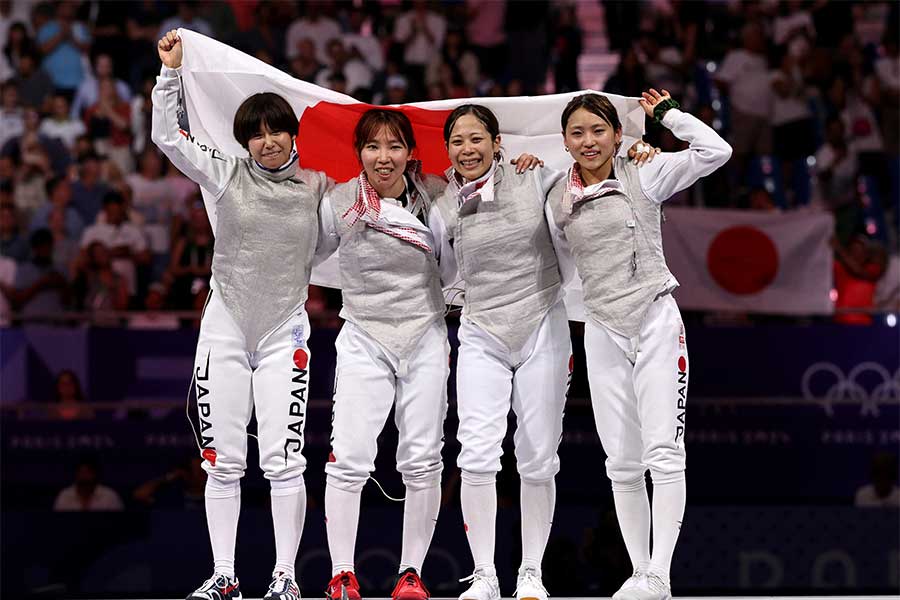 パリ五輪フェンシングで銅メダルを獲得した女子フルーレ団体【写真：ロイター】