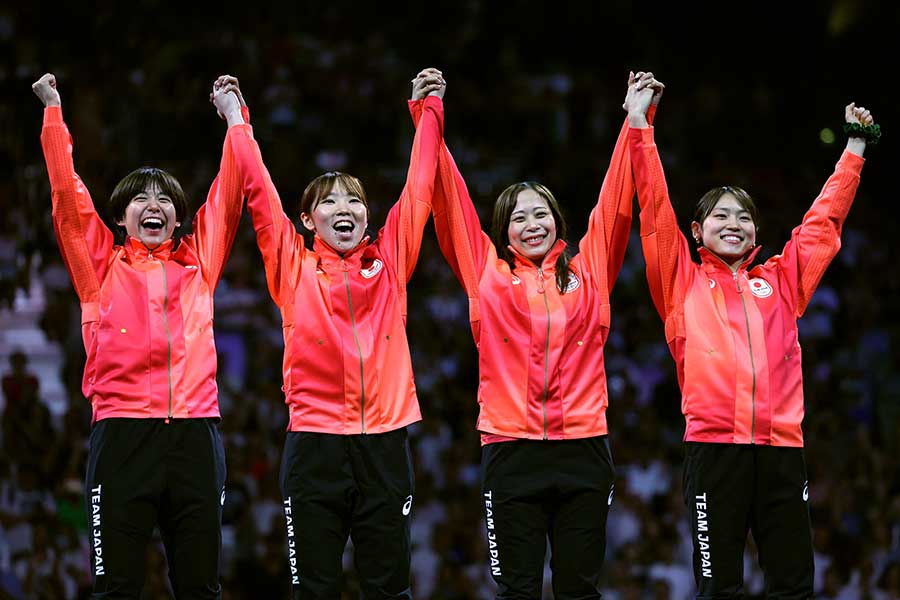 銅メダルを獲得したフェンシング女子フルーレ団体のメンバー【写真：ロイター】