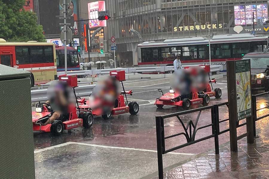 渋谷でカートに乗って観光を楽しむ外国人観光客【写真：ENCOUNT編集部】