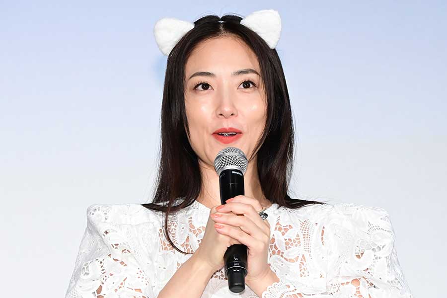 イベントに猫耳をつけて登壇したMEGUMI【写真：ENCOUNT編集部】