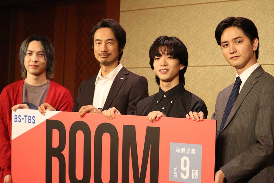 眞島秀和「相撲のような…」主演ドラマで男4人の取っ組み合い 　若手俳優との共演に「寝顔がかわいい」