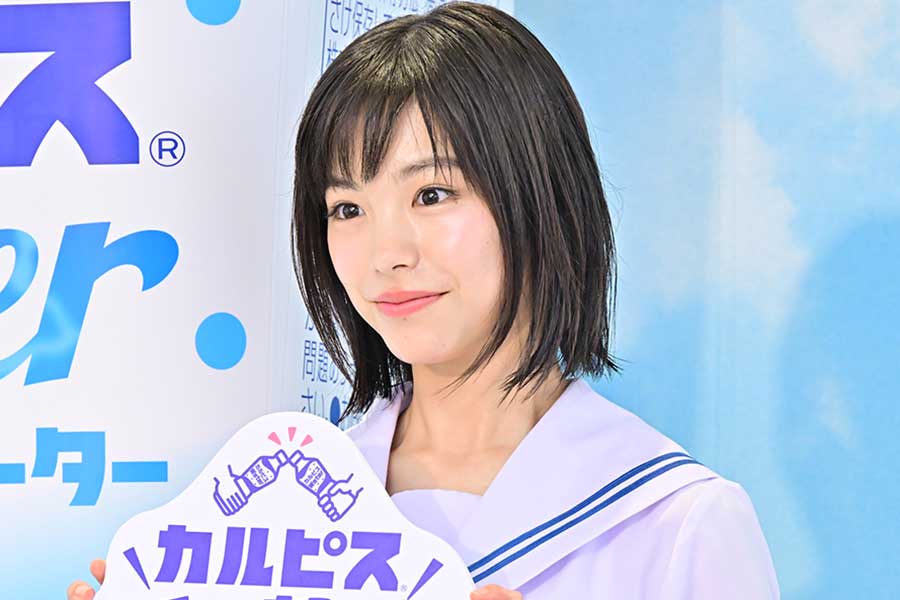 當真あみ、ゲリラ豪雨＆雷鳴の屋外イベントでも笑顔絶やさず　フレッシュな制服姿で登場