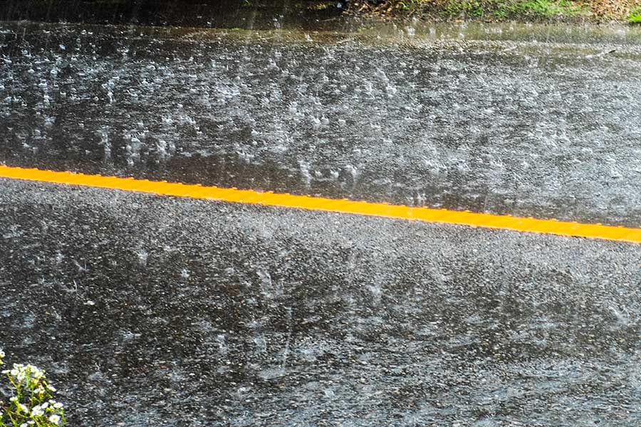 豪雨でマンホールから溢れる水「色がヤベェ」　ネット心配「飛沫を吸い込むのも避けたい」