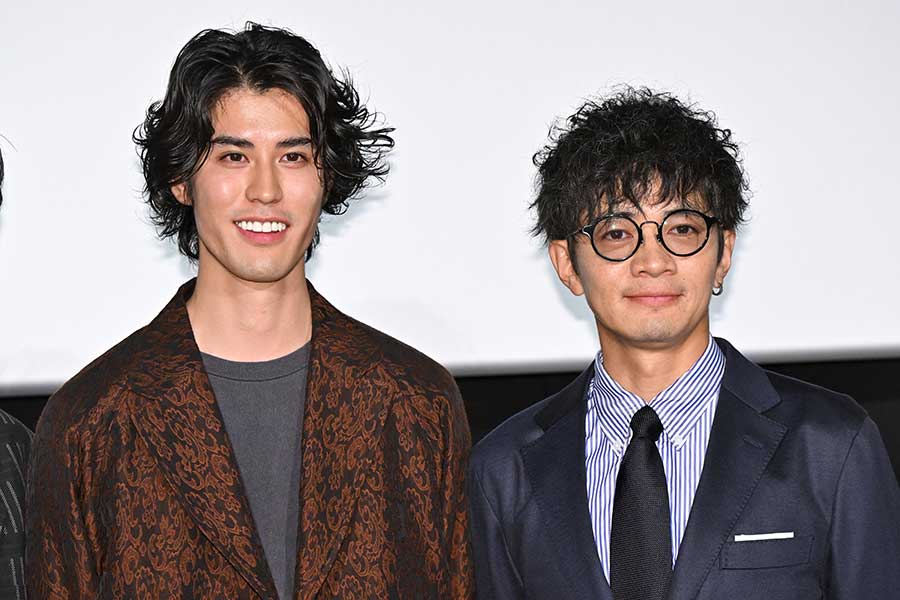 完成披露舞台あいさつに登壇した寛一郎（左）と和田正人【写真：ENCOUNT編集部】