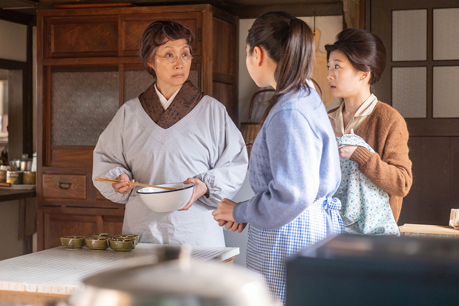 百合（左＝余貴美子）を心配する寅子（右＝伊藤沙莉）【写真：(C)NHK】