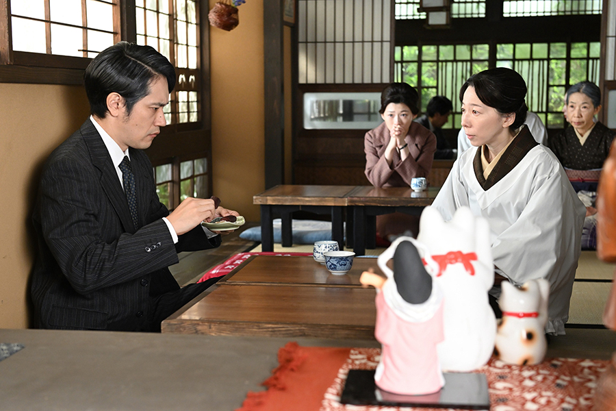 味の吟味をする桂場（松山ケンイチ）とみつめる梅子（平岩紙）【写真：(C)NHK】