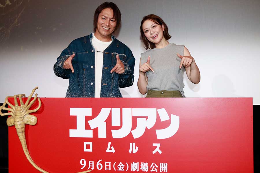 狩野英孝（左）と村重杏奈【写真：ENCOUNT編集部】