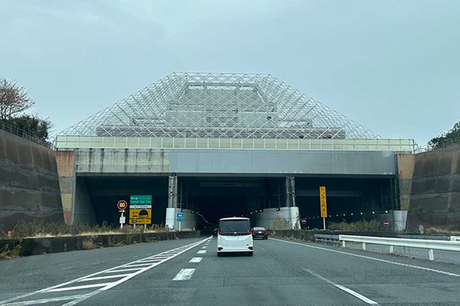 「こんな迂回路があるんだ！」「初めて見る光景」　NEXCO東日本の“車両誘導”映像が話題に