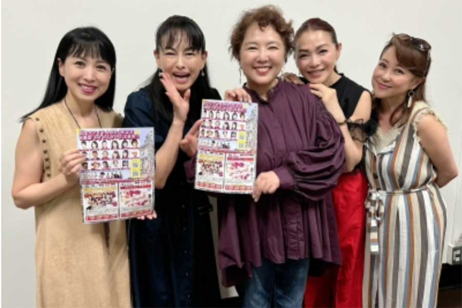 結束してイベントをPRするネオ☆スターズのメンバー。左から西村知美、田中美奈子、麻倉未稀、渡辺めぐみ、つちやかおり【写真：西村知美のブログより】