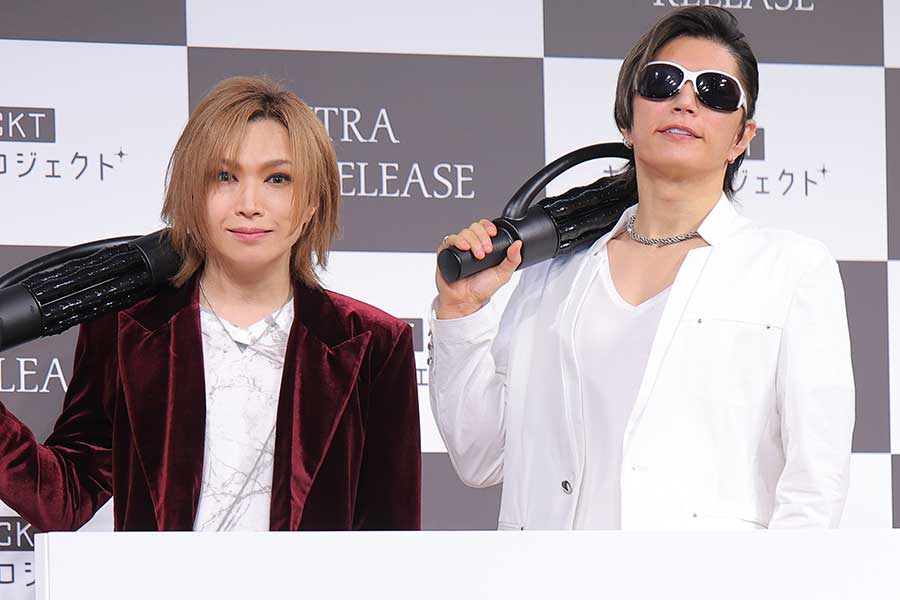 イベントに出席した鬼龍院翔（左）とGACKT【写真：ENCOUNT編集部】