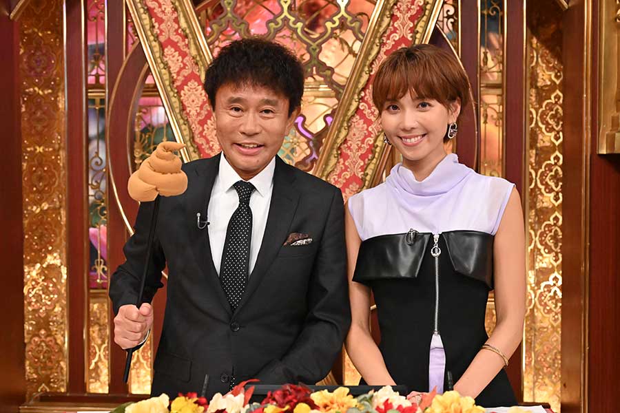 『芸能人格付けチェック』司会を務めるダウンタウンの浜田雅功とヒロド歩美【写真：(C)ABCテレビ】