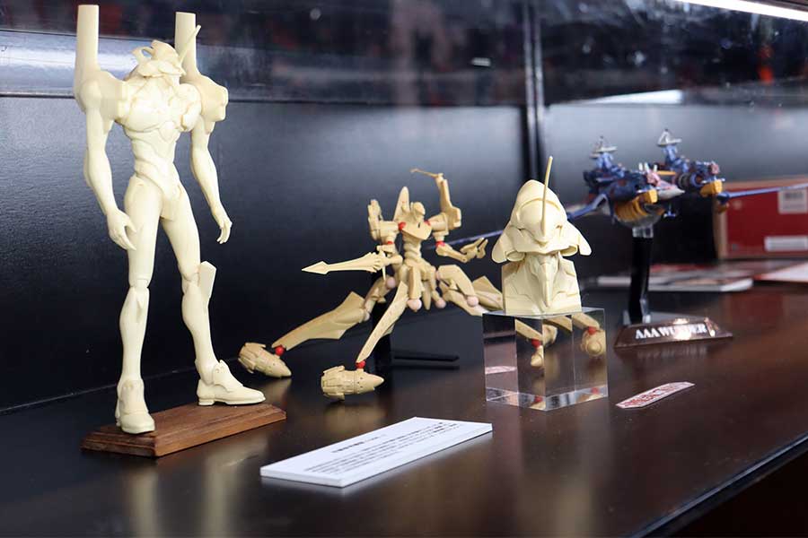 庵野監督秘話の展示にも興味津々【写真：ENCOUNT編集部】