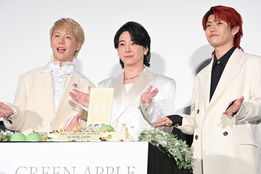 初日舞台あいさつに出席したMrs.GREEN APPLEの（左から）藤澤涼架、大森元貴、若井滉斗【写真：ENCOUNT編集部】