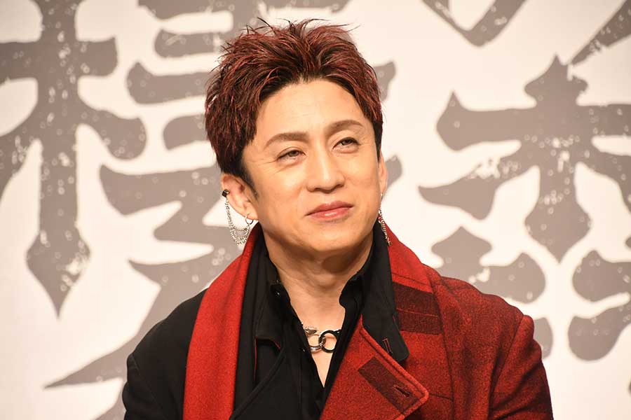 松本幸四郎、娘のアクセサリーを纏い会見登場「実は娘から借りたんです」