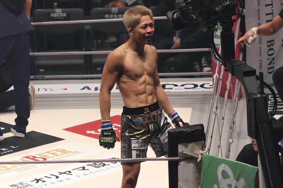 【RIZIN】朝倉兄弟が「天才」と認めた18歳・秋元強真、金太郎を1RKOの大金星　会場衝撃「バケモン」「えぐい」