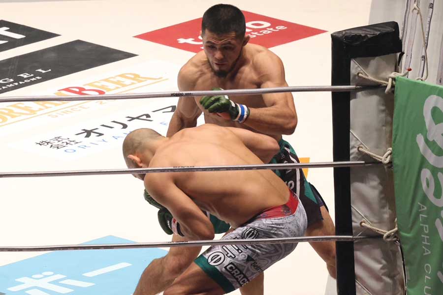 【RIZIN】「化け物」と話題のキルギスの怪人、2.9kg超過のアーチュレッタを1R・腕十字葬　余裕のバク転パフォーマンス