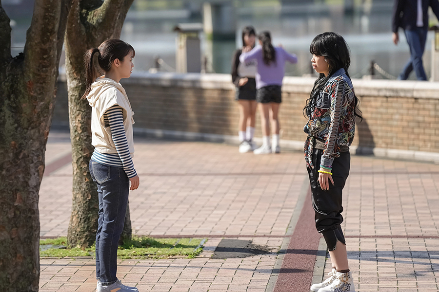 タマッチ（右＝谷藤海咲）と話す結（橋本環奈）【写真：(C)NHK】