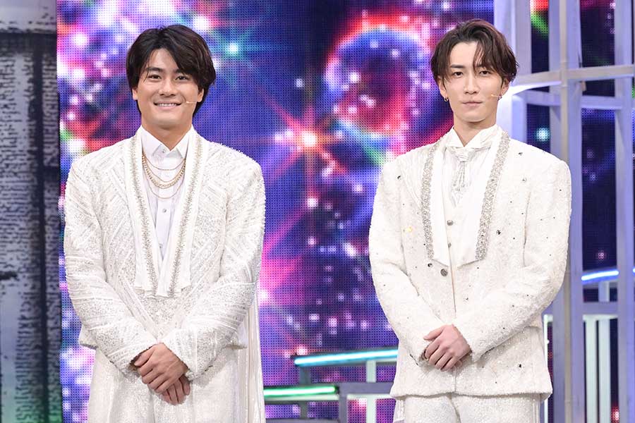 渡辺翔太＆森本慎太郎、堂本光一から約束の“楽屋のれん”受け取る　色はメンカラ「気遣いにぐっときました」