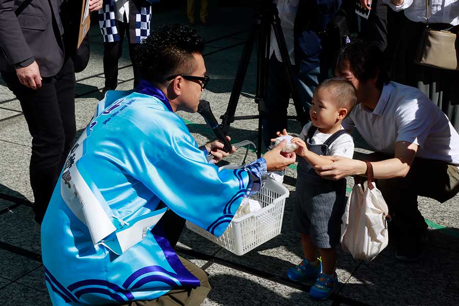 来場者におにぎりを振る舞った宮川大輔【写真：ENCOUNT編集部】