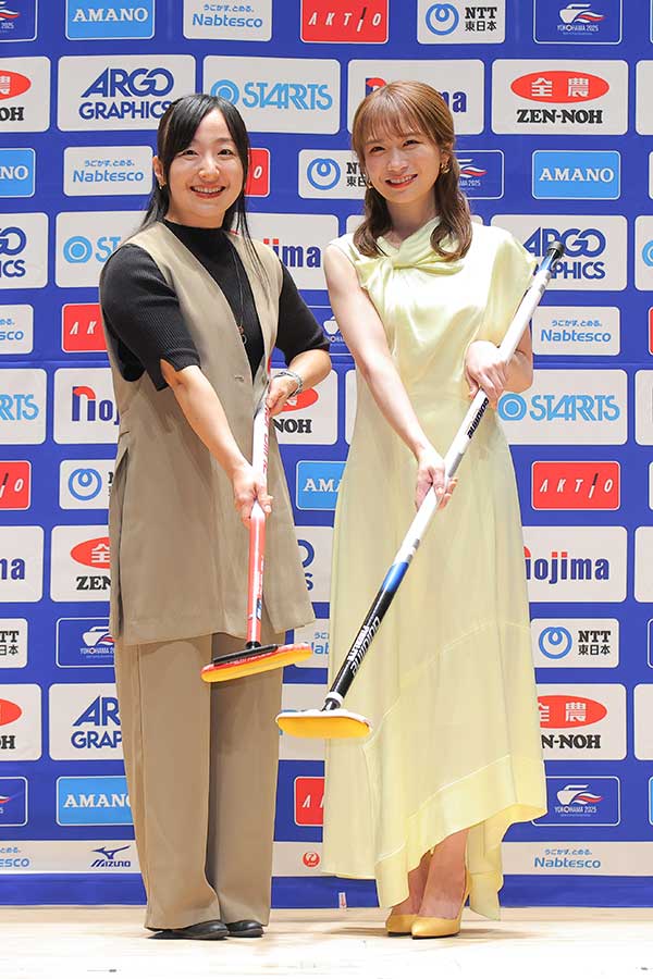 カーリング女子の藤澤五月（左）と秋元真夏【写真：ENCOUNT編集部】