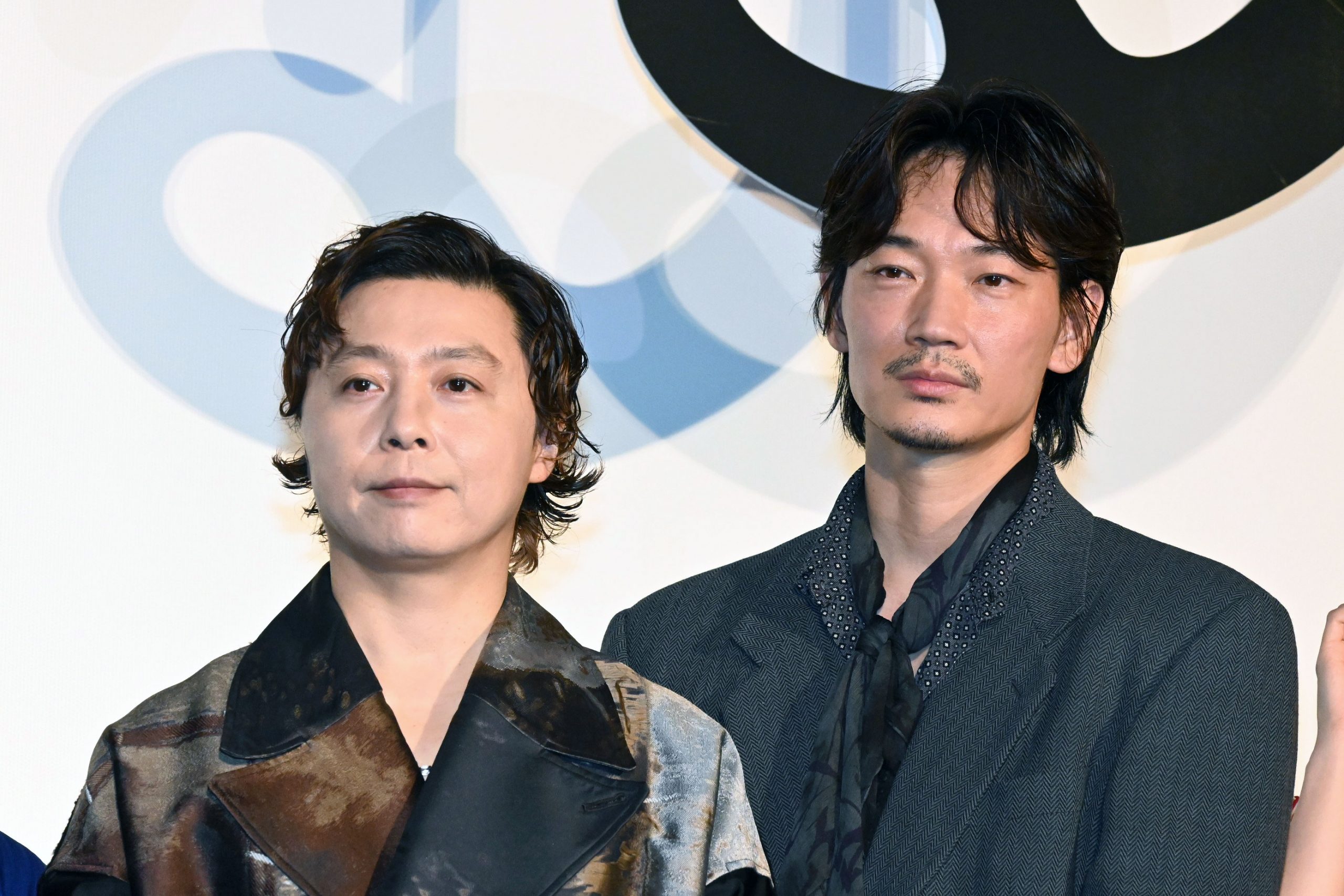 公開記念舞台あいさつに出席したKinKi Kidsの堂本剛（左）と綾野剛【写真：ENCOUNT編集部】