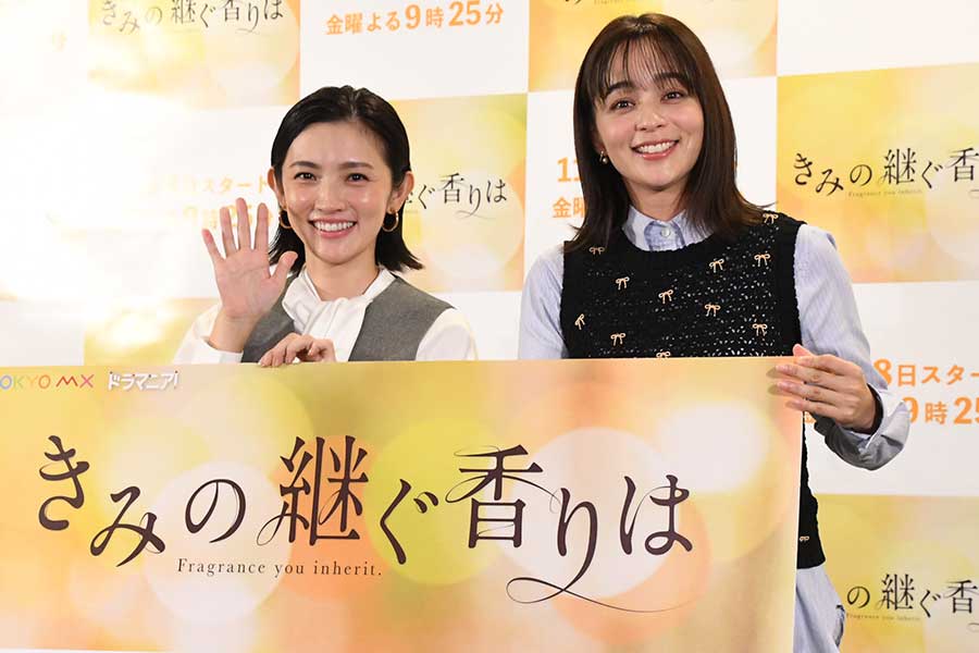 記者発表会に出席した星野真里（左）と加藤ローサ【写真：ENCOUNT編集部】