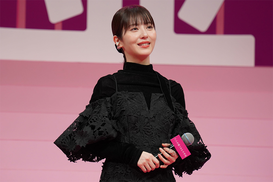 浜辺美波、共演者らからつかれた“嘘”明かす「初めてだまされた瞬間は忘れられない」