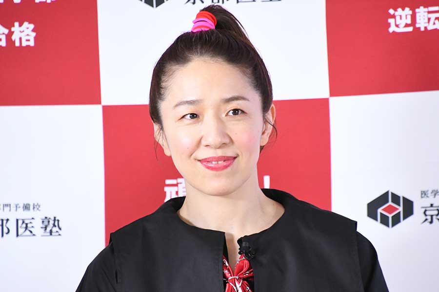 浜口京子、相撲芸人をいきなり投げ飛ばし　元横綱も笑顔…着席促す「おもろ」