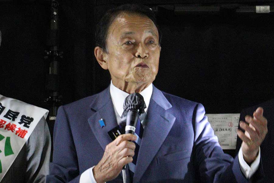 麻生太郎氏「給料も上がったろ？」　84歳の豪快な演説に駅前騒然、一時もみくちゃに